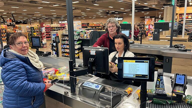 CSU-Politikerin Dorothee Bär an der Supermarktkasse. Eine Kundin erklärte angesichts der Aktion für den guten Zweck: 'Ich habe extra viel eingekauft, der Tafel zuliebe.' CSU-Politikerin Dorothee Bär an der Supermarktkasse. Eine Kundin erklärte angesichts der Aktion für den guten Zweck: 'Ich habe extra viel eingekauft, der Tafel zuliebe.'