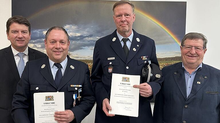 Für 40 Jahre aktiven Dienst in der Freiwilligen Feuerwehr ehrten Innenstaatssekretär Sandro Kirchner und stellvertretender Landrat Josef Demar Bertram Feulner und Stephan Biedermann. Sie überreichten Urkunde und Anstecknadel.