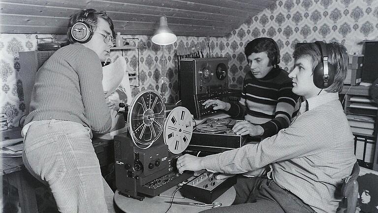 Das Nachvertonen eines Super-8-Films war eine Sisyphosarbeit. Ansgar Büttner, Lothar Büttner und Alois Müller beim Vertonen des Dreschfilms im Jahre 1980.