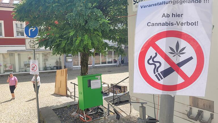 Auf Brückenauer Stadtfest herrscht Cannabisverbot       -  Von der Stadtverwaltung aufgehängte Schilder - hier am Marktplatz - kündigen ein Cannabis-Konsumverbot auf dem Bad Brückenauer Stadtfest an.