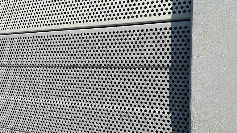 Nur aus der Nähe zu erkennen: Die vielen kleinen Löcher sorgen dafür, dass die Alu-Elemente den Schall besser absorbieren. Würde man sie besprühen oder bekleben, käme es stattdessen zu einer ungewollten Reflexion des Schalls. Nur aus der Nähe zu erkennen: Die vielen kleinen Löcher sorgen dafür, dass die Alu-Elemente den Schall besser absorbieren. Würde man sie besprühen oder bekleben, käme es stattdessen zu einer ungewollten Reflexion des Schalls.