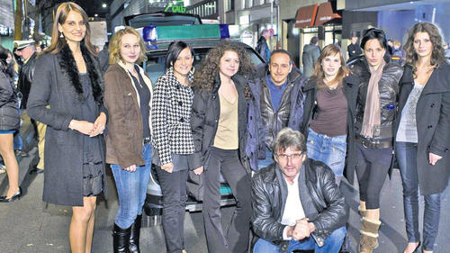 Spessart-Missen spielten mit bei „Alarm für Cobra 11“ - Main-Spessart (jos) Sein Versprechen, gegeben bei der Wahl der Miss Spessart 2007 in Lohr, hat Filmproduzent Hermann Joha am Wochenende in Düsseldorf eingelöst: Die Teilnehmerinnen an der Auswahl im Zelt auf der Lohrer Spessartfestwoche durften eine Komparsenrolle bei der bekannten Fernsehserie „Alarm für Cobra 11“ spielen und dabei Gäste in einer Diskothek mimen. Mit von der Partie bei der Cobra-11-Folge „Rabenmutter“, die laut Joha im Herbst ausgestrahlt werden soll, waren sechs der Kandidatinnen des vergangenen Jahres – Julia Kohlhepp, Anastasia Philipp, Romina Hoffmann, Maike Trageser, Pascalina Giouvanakis – sowie die „Miss Spessart“ von 2005, Sina Cyliax (links im Bild). Wie Hermann Joha auf Anfrage weiter mitteilte, seien Komparsen für Actionfilme durchaus gesucht. Sein Unternehmen Action Concept werde außerdem im Frühjahr 2009 auf der Lohrer Franziskushöhe ein Seminar für angehende Filmschauspieler anbieten. Er reagiere damit auf „Dutzende von Anfragen“, die er jeden Monat erhalte, sagte Joha. Unser Foto zeigt die Missen zusammen mit Hermann Joha (vorne), Hauptdarsteller Erdogan Atalay (Mitte) und Darstellerin Lisa Bausewein (rechts). Spessart-Missen spielten mit bei „Alarm für Cobra 11“ - Main-Spessart (jos) Sein Versprechen, gegeben bei der Wahl der Miss Spessart 2007 in Lohr, hat Filmproduzent Hermann Joha am Wochenende in Düsseldorf eingelöst: Die Teilnehmerinnen an der Auswahl im Zelt auf der Lohrer Spessartfestwoche durften eine Komparsenrolle bei der bekannten Fernsehserie „Alarm für Cobra 11“ spielen und dabei Gäste in einer Diskothek mimen. Mit von der Partie bei der Cobra-11-Folge „Rabenmutter“, die laut Joha im Herbst ausgestrahlt werden soll, waren sechs der Kandidatinnen des vergangenen Jahres – Julia Kohlhepp, Anastasia Philipp, Romina Hoffmann, Maike Trageser, Pascalina Giouvanakis – sowie die „Miss Spessart“ von 2005, Sina Cyliax (links im Bild). Wie Hermann Joha auf Anfrage weiter mitteilte, seien Komparsen für Actionfilme durchaus gesucht. Sein Unternehmen Action Concept werde außerdem im Frühjahr 2009 auf der Lohrer Franziskushöhe ein Seminar für angehende Filmschauspieler anbieten. Er reagiere damit auf „Dutzende von Anfragen“, die er jeden Monat erhalte, sagte Joha. Unser Foto zeigt die Missen zusammen mit Hermann Joha (vorne), Hauptdarsteller Erdogan Atalay (Mitte) und Darstellerin Lisa Bausewein (rechts).
