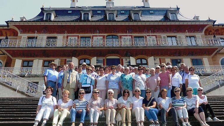 Im Bild die Reisegruppe vor dem Schloss Pillnitz.