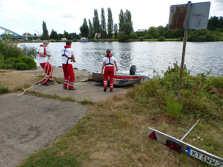 Da das Boot kleine Rollen hat, wird es die letzten Meter ins Wasser gerollt. Das spart Zeit. Da das Boot kleine Rollen hat, wird es die letzten Meter ins Wasser gerollt. Das spart Zeit.