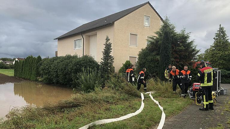 Am frühen Sonntagabend drohte in Gerolzhofen Wasser in ein Gebäude an der Rügshöfer Straße einzudringen.