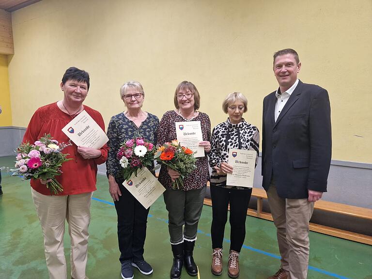 Für besondere, hervorzuhebende Verdienste um die Anglergemeinschaft Grettstadt-Dürrfeld, gratulierte Grettstadts Gemeindeoberhaupt Jens Machnow den Ehrendamen (von links) Inge Scheiner, Monica Ort, Anni Siepak und Manuela Hofmann.