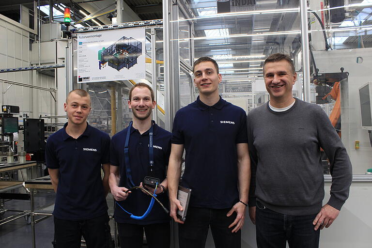 Unterstützt werden die Energiescouts&nbsp;Willi Reininger, Jan Eyring und Noah Schultheis von Energiemanager Matthias Braun (rechts). Er ist Ansprechpartner bei Problemen und Fragen.&nbsp;
