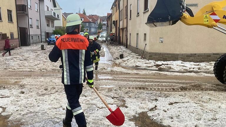 In Birkenfeld lagen in den Ortsstraßen auch eine Weile nach dem Unwetter am Donnerstagabend noch Hagelkörner auf der Straße und dem Gehweg.