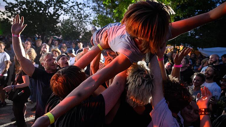 Wie Fliegen: Der idyllische Platz am Saupurzel über Karlstadt (Lkr. Main-Spessart) wird - wie hier im Juli 2022 - wieder zur Partyzone: beim Umsonst &amp; Draußen Festival.