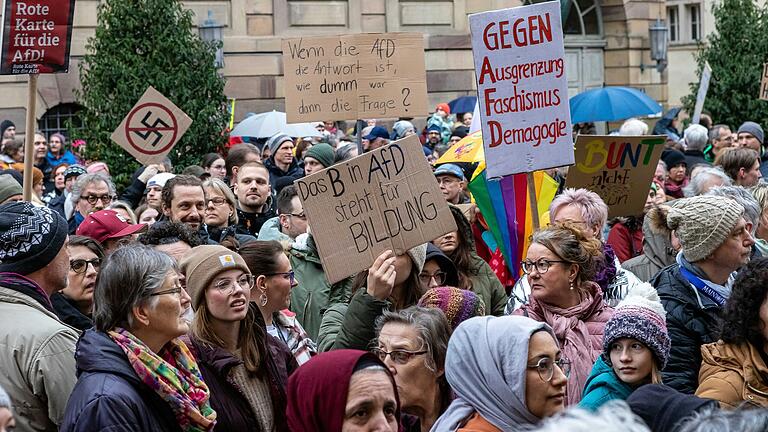 Die Zivilgesellschaft geht auf die Straße, um die Demokratie zu schützen. So auch am vergangenen Wochenende in Bad Kissingen, wo es rund 1500 Demonstrierende waren.