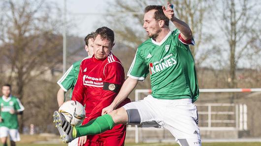 In der Abschlusstabelle rangierte der FC Sand in der abgelaufenen Bayernliga-Saison auf dem 7. Platz. In der vom Bayerischen Fußball-Verband geführten Fairness-Tabelle sind die Korbmacher aber deutlich tiefer platziert &ndash; die 112 gelben Karten, die vier Ampelkarten (zwei davon sah Daniel Krüger, rechts im Bild) und eine rote Karte ergaben 129 Punkte, was den drittletzten Platz in dieser Wertung bedeutete.