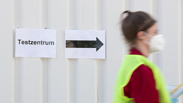 Coronavirus - Testzentrum       -  Abstrich an der Corona-Teststrecke auf der Talavera in Würzburg. Sie steht montags bis freitags von 12 bis 19 Uhr für jedermann offen. Vorab kann man sich über die Homepage des Landratsamtes registrieren.&nbsp;