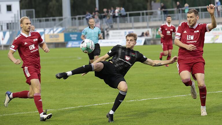 Schöne Einlage, kein Ertrag: Zwar setzt sich der Schweinfurter Florian Pieper (Mitte) gegen die Memminger Nicolai Brugger (links) und Yannick Scholz durch, sein Schuss geht aber deutlich drüber.