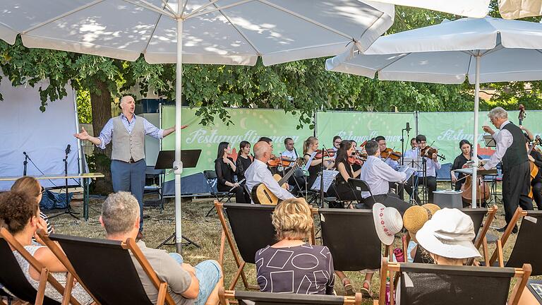 Umgeben von Zuschauerinnen und Zuschauern: Daniel Fiolka (Barbier, links) und Wolfgang Kurz am Pult des Würzburger Kammerorchesters. Umgeben von Zuschauerinnen und Zuschauern: Daniel Fiolka (Barbier, links) und Wolfgang Kurz am Pult des Würzburger Kammerorchesters.