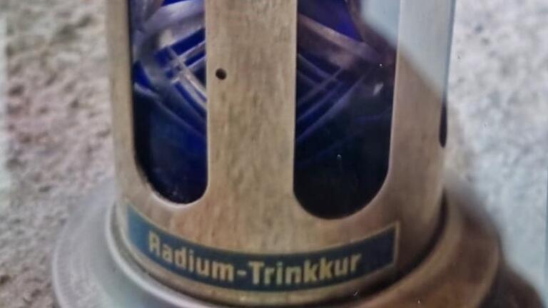 Dieses in einer Scheune in Saal gefundene Gefäß mit der Aufschrift 'Radium Trinkkur' führte am Sonntag zu einem Einsatz von Feuerwehr, Polizei und Rettungsdienst.