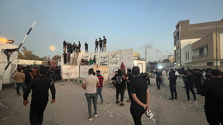 Proteste in Bagdad.jpeg       -  Nach Ankündigung einer weiteren geplanten Koran-Verbrennung in Schweden haben Demonstranten die Botschaft des Landes im Irak vorübergehend gestürmt und dort Feuer gelegt.