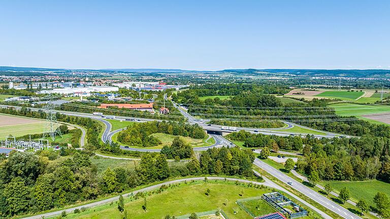 Unter anderem errichten Bauarbeiter an den Autobahnauffahrten Ampelanlagen. Unter anderem errichten Bauarbeiter an den Autobahnauffahrten Ampelanlagen.