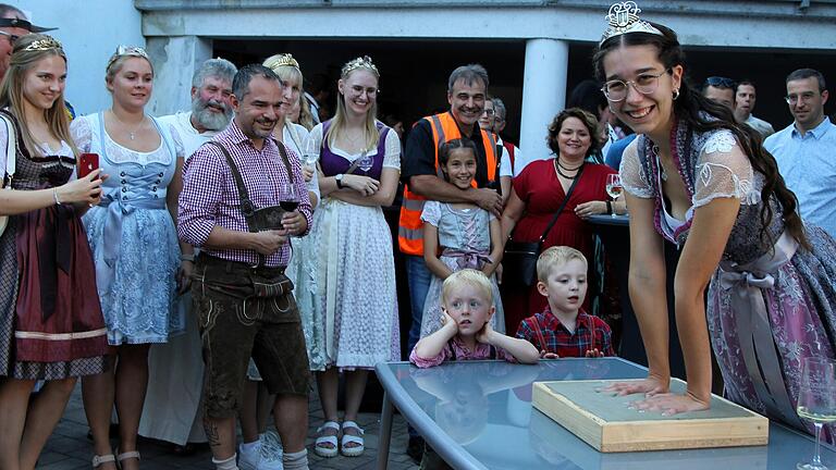 Weinprinzessin Maria Barthelme setzte beim Empfang zum Gaibacher Weinfest eine alte Tradition fort und drückte ihre beiden Hände in den nassen Beton.