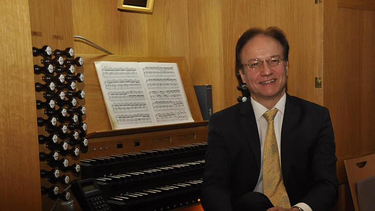 Burkhard Ascherl ist ein Meister auf der Orgel, der es versteht, mit brillanten Interpretierungen sein Publikum immer wieder in seinen Bann zu ziehen. Foto: Peter Klopf       -  Burkhard Ascherl ist ein Meister auf der Orgel, der es versteht, mit brillanten Interpretierungen sein Publikum immer wieder in seinen Bann zu ziehen. Foto: Peter Klopf