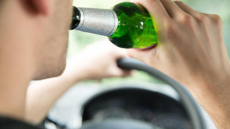 Keine gute Idee: Alkohol am Steuer (Symbolbild).