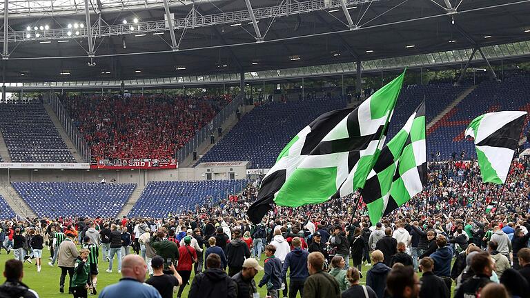 Fans von Hannover 96 stürmen am Sonntag den Platz in der Heinz-von-Heiden-Arena. Fans von Hannover 96 stürmen am Sonntag den Platz in der Heinz-von-Heiden-Arena. 