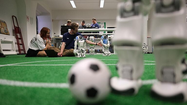 Leipziger Studenten bei Roboter-Fußball-WM - Das letzte Mal wurde die HTWK im Jahr 2018 in Montreal Weltmeister. Leipziger Studenten bei Roboter-Fußball-WM - Das letzte Mal wurde die HTWK im Jahr 2018 in Montreal Weltmeister.