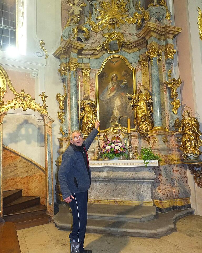 Pfarrer Klaus König machte in seinem Vortrag zum Auftakt der 'Künshöfer Kerwa' auf die Besonderheit des 1753 von Matthäus Günter gemalten Bildes aufmerksam. Pfarrer Klaus König machte in seinem Vortrag zum Auftakt der 'Künshöfer Kerwa' auf die Besonderheit des 1753 von Matthäus Günter gemalten Bildes aufmerksam.