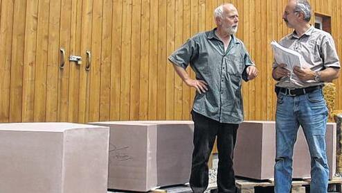 Künftiger Gedenk-Ort: Der Künstler herman de vries legte Position und Ausrichtung des Steins fest, der an die über 10 000 Zwangsarbeiter in Schweinfurt erinnern soll. Steinmetz Andreas Vogt, hier im Gespräch mit Werner Enke (links) von der Initiative gegen das Vergessen, hat die Steinblöcke schon in Arbeit. Künftiger Gedenk-Ort: Der Künstler herman de vries legte Position und Ausrichtung des Steins fest, der an die über 10 000 Zwangsarbeiter in Schweinfurt erinnern soll. Steinmetz Andreas Vogt, hier im Gespräch mit Werner Enke (links) von der Initiative gegen das Vergessen, hat die Steinblöcke schon in Arbeit.