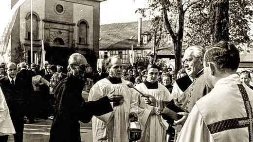 In der Heimat: Weihbischof Kempf wird in Thundorf von Lehrer Hegmann, Pater Rudolph Arbesmann und Pfarrer Pflüger empfangen