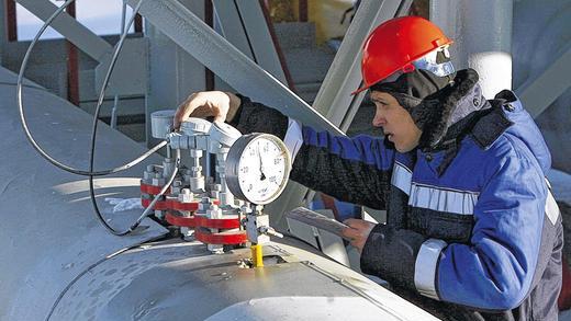 Mitarbeiter von Gazprom an einer Gaspipeline: In der mainfränkischen Wirtschaft wächst wegen des Russland-Konflikts die Sorge vor steigenden Energie- und Rohstoffpreisen.