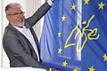 Iphofens Bürgermeister Josef Mend hält als Vertreter des bayerischen Gemeindetages die Fahnen für die Kommunen in Brüssel hoch.