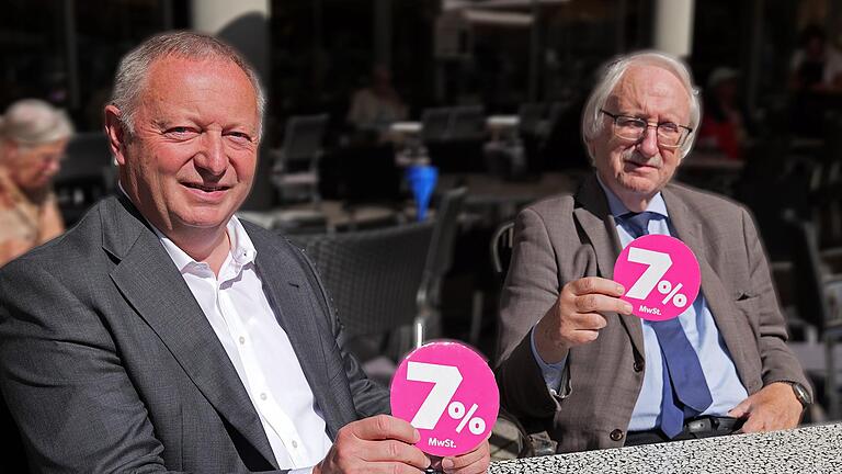 Landrat Thomas Bold (links) und Heinz Stempfle, Vorsitzender der Deheoga Kreisstelle Bad Kissingen machen sich dafür stark, dass der Mehrwertsteuersatz auf Speisen in der Gastronomie bei sieben Prozent bleibt. - Landrat Thomas Bold (links) und Heinz Stempfle, Vorsitzender der Deheoga Kreisstelle Bad Kissingen machen sich dafür stark, dass der Mehrwertsteuersatz auf Speisen in der Gastronomie bei sieben Prozent bleibt. Landrat Thomas Bold (links) und Heinz Stempfle, Vorsitzender der Deheoga Kreisstelle Bad Kissingen machen sich dafür stark, dass der Mehrwertsteuersatz auf Speisen in der Gastronomie bei sieben Prozent bleibt. - Landrat Thomas Bold (links) und Heinz Stempfle, Vorsitzender der Deheoga Kreisstelle Bad Kissingen machen sich dafür stark, dass der Mehrwertsteuersatz auf Speisen in der Gastronomie bei sieben Prozent bleibt.
