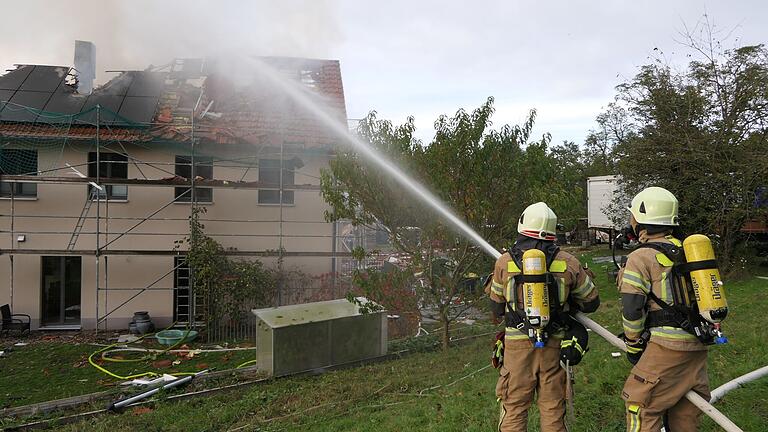 Wegen der extremen Einsturzgefahr konnte die Feuerwehr nur von außen löschen.