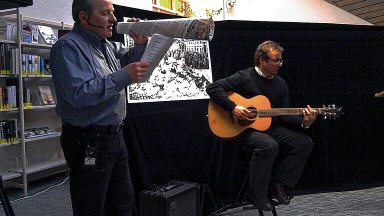 Feuersprüche: Rolf Ebert beim Vortragen mit Musikbegleitung von Peter Schäbler. Feuersprüche: Rolf Ebert beim Vortragen mit Musikbegleitung von Peter Schäbler.