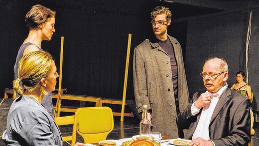 Heimkehrerdrama &bdquo;Draußen vor der Tür&ldquo;       -  (pm)   Die Badische Landesbühne Wolfgang Borcherts führt das Heimkehrerdrama &bdquo;Draußen vor der Tür&ldquo; in der Stadthalle in Tauberbischofsheim auf. Vor der Vorstellung am 23. Februar um 19 Uhr eine Einführung in die Produktion statt. Innerhalb weniger Tage schrieb Borchert, der am Angriff auf die Sowjetunion teilnehmen musste und 1945 als Schwerkranker nach Hamburg zurückkehrte, das Drama über den heimkehrenden Unteroffizier Beckmann, der in Stalingrad die Verantwortung für 20 Soldaten trug.. Über die Hälfte sind gefallen. Kriegsversehrt und von Albträumen geplagt, kommt Borchert am Ende des Zweiten Weltkrieges nach Hause. Doch seine Heimatstadt ist eine Ruine, neben seiner Frau schläft ein fremder Mann und im Haus seiner Eltern wohnt eine andere Familie. Und auch der Tod erbarmt sich ihm nach einem Selbstmordversuch nicht. Beckmann möchte von seiner Schuld freigesprochen werden, doch seine Mitmenschen weisen ihn und alle Verantwortung von sich. Vom Krieg will niemand mehr etwas hören, das Leben soll weitergehen als wäre nie etwas gewesen. Für einen Mann wie Beckmann gibt es keinen Platz. Wolfgang Borchert, der einen Tag vor der Uraufführung seines Stückes mit nur 26 Jahren starb, gehört trotz seines schmalen Werkes zu den wichtigsten Autoren der Nachkriegszeit, heißt es in einer Pressemitteilung. Regisseur Arne Retzlaff, der zuletzt Minna von Barnhelm an der Badischen Landesbühne inszenierte und Ausstatter Dietmar Teßmann stellen das Trauma des heimkehrenden Soldaten in den Mittelpunkt der Inszenierung. Mitwirkende: Kathrin Berg, Laura Luise Kolbe, Evelyn Nagel; Philip Badi Blom, Hannes Höchsmann, Stefan Holm, Andreas Krüger, Inszenierung: Arne Retzlaff, Ausstattung: Dietmar Teßmann. Auf dem Bild sind Kathrin Berg, Laura Luise Kolbe, Evelyn Nagel, Philip Badi Blom und Hannes Höchsmann zu sehen. Kartenvorverkauf: Schwarz auf Weiss Buchhandel,  (09341) 7768; E-Mail: schwarzaufweiss@tauberbuch.de