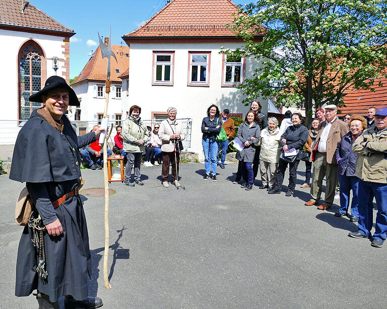 Der "Tagwächter" Robert Heßdörfer führte seine Gäste diesmal nicht am Abend durch sein Heimatdorf. Der "Tagwächter" Robert Heßdörfer führte seine Gäste diesmal nicht am Abend durch sein Heimatdorf.