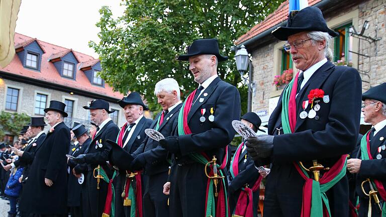 Das Mauritiuslied als krönender Abschluss: Beim letzten Antreten am Abend des Kirchweihdienstags wurde von der Bürgerwehr und allen Offizieren das Lied ihres Kirchenpatrons gesungen. Das Mauritiuslied als krönender Abschluss: Beim letzten Antreten am Abend des Kirchweihdienstags wurde von der Bürgerwehr und allen Offizieren das Lied ihres Kirchenpatrons gesungen. 