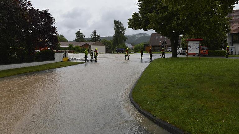 Überflutete Straßen, vollgelaufene Keller: In Westheim richtete die Flut 2021 großen Schaden an. Überflutete Straßen, vollgelaufene Keller: In Westheim richtete die Flut 2021 großen Schaden an.