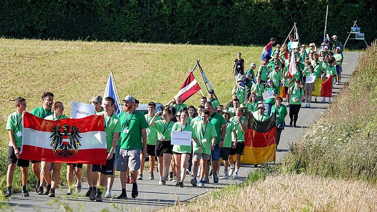 Nachdem Check-in am Montagnachmittag im Wohnheim der LWG im Birkental waren die 21 Wettbewerbsteams mit ihren Landesfahnen zu Fuß den 2,3 Kilometer langen Wanderweg zum Willkommensabend am geografischen EU-Mittelpunkt marschiert.