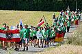 Nachdem Check-in am Montagnachmittag im Wohnheim der LWG im Birkental waren die 21 Wettbewerbsteams mit ihren Landesfahnen zu Fuß den 2,3 Kilometer langen Wanderweg zum Willkommensabend am geografischen EU-Mittelpunkt marschiert.