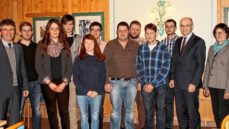 Diese jungen Frauen und Männer erhielten ihre Urkunde zur abgeschlossenen Ausbildung als Landwirt. Mit im Bild: Behördenleiter Herbert Lang und Bildungsberater Martin Mack (links) sowie der Vorsitzende Steffen Beiersdorfer, seine Stellvertreterin Imelda Hetterich und Landrat Wilhelm Schneider (rechts.)