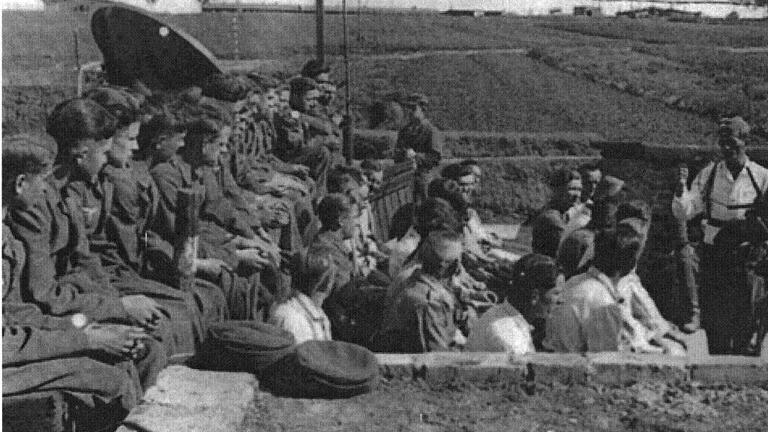 Schulunterricht für Flakhelfer in einer Stellung bei Schweinfurt. Schulunterricht für Flakhelfer in einer Stellung bei Schweinfurt.