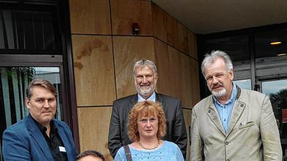 Der Bundestagsabgeordnete Harald Weinberg (rechts) besuchte mit Kreisrätin Sabine Schmidt die Haßberg-Klinken. Im Bild Klinikchef Stephan Kolck (hinten Mitte) und Vertreter des Personalrats.