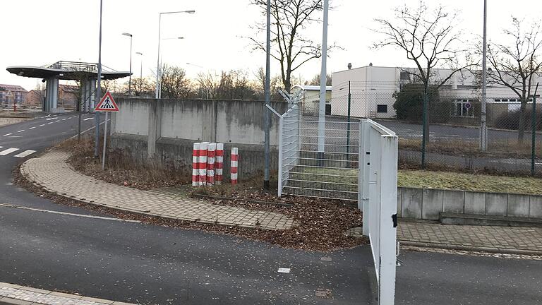 Die Zäune und das Wachhaus kommen am nördlichen Eingang von Askren Manor weg, die neue Straße wird im Herbst 2020 deutlich näher an der Schule entlang geführt.