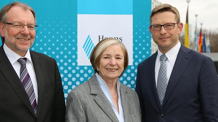 Der scheidende Generalsekretär der Hanns-Seidel-Stiftung, Dr. Peter Witterauf (links) mit der Vorsitzenden Ursula Männle und dem kommenden neuen Generalsekretär Oliver Jörg. Der scheidende Generalsekretär der Hanns-Seidel-Stiftung, Dr. Peter Witterauf (links) mit der Vorsitzenden Ursula Männle und dem kommenden neuen Generalsekretär Oliver Jörg.