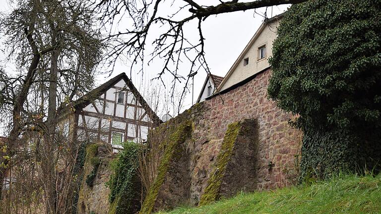 Reste der Lohrer Stadtmauer im Bereich Haaggasse. Reste der Lohrer Stadtmauer im Bereich Haaggasse.