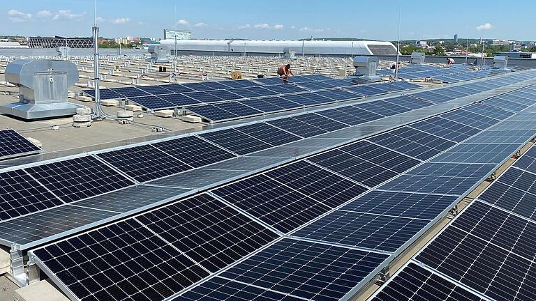 Die Montage der Solarpanels auf Bau 321 im SKF Werk 3.