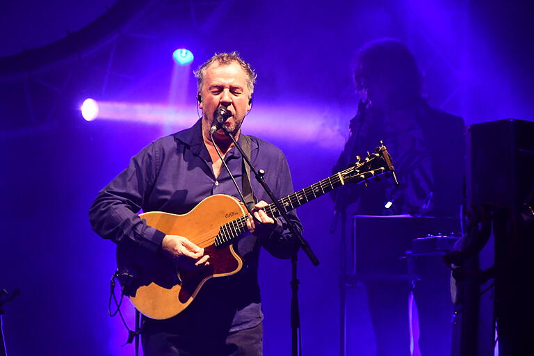 Der englische Sänger Mark Gillespie in der Rolle von Pink Floyd 'Chef' Roger Waters. Ein gefühlvoller 'Power-Man' auf der Bühne. Der englische Sänger Mark Gillespie in der Rolle von Pink Floyd 'Chef' Roger Waters. Ein gefühlvoller 'Power-Man' auf der Bühne.