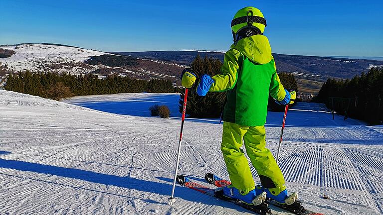 Bestens präparierte Pisten und herrliche Blicke über die Rhöner Winterlandschaft wie hier am Arnsberg: Was will man als Wintersportfreund mehr?