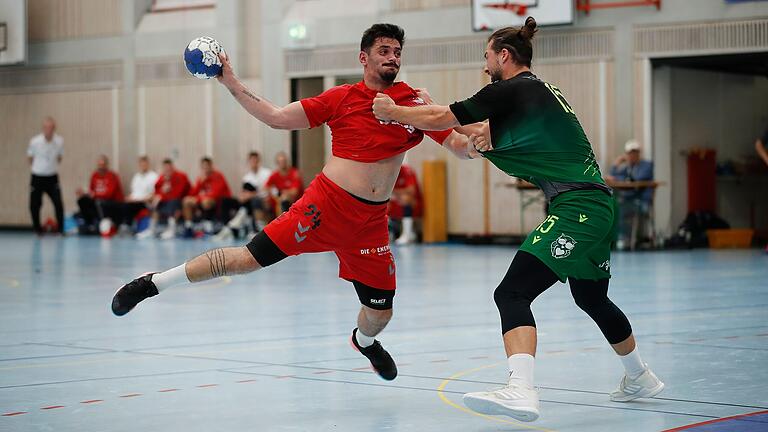 Er verlässt den TSV Lohr nun doch nicht: Bernardo Gomes de Almeida (links, hier im Zweikampf mit Hannes Rabe von der DJK Rimpar II) hat alle Gespräche mit anderen Vereinen beendet.